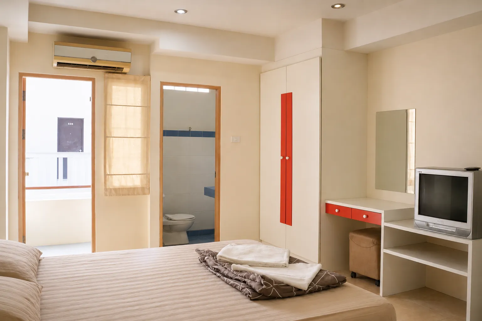 ห้องกลางที่ Honey Place Pattaya — ห้องนอนที่สว่างและมีเฟอร์นิเจอร์ครบครัน