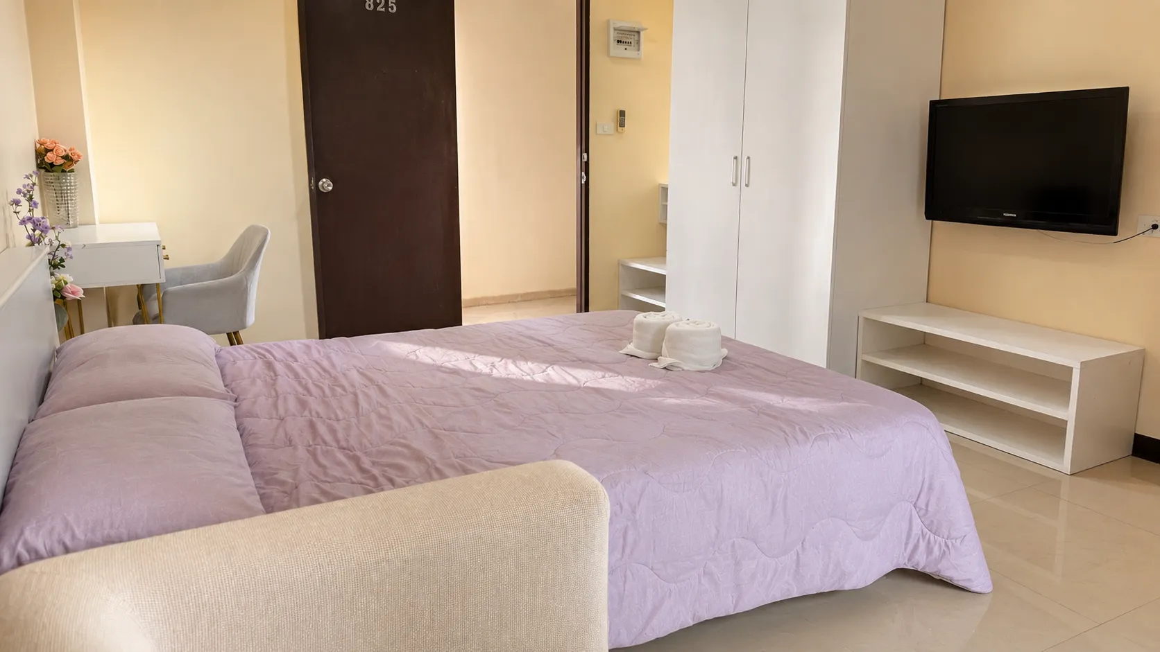 ห้องเล็กที่ Honey Place Pattaya — เตียงเดี่ยวและมุมพักผ่อนที่เรียบง่าย