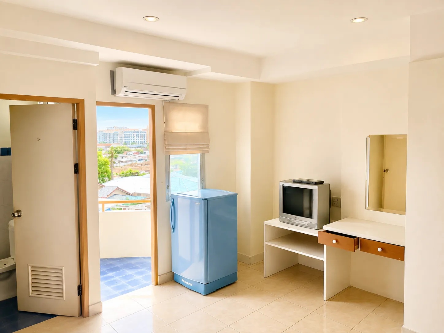 ห้องใหญ่ตึกหน้าที่ Honey Place Pattaya — ห้องนอนที่เงียบสงบพร้อมโทรทัศน์และตู้ลิ้นชัก