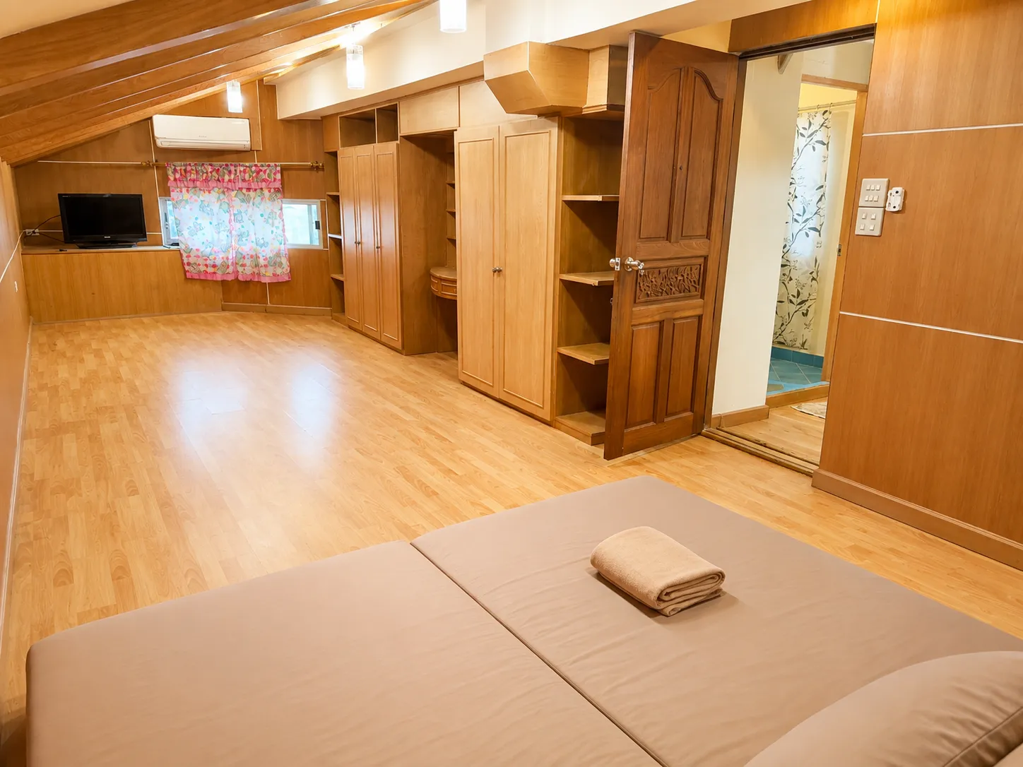 ห้องสูทที่ Honey Place Pattaya — ห้องนอนกว้างพร้อมระเบียงและวิวธรรมชาติ