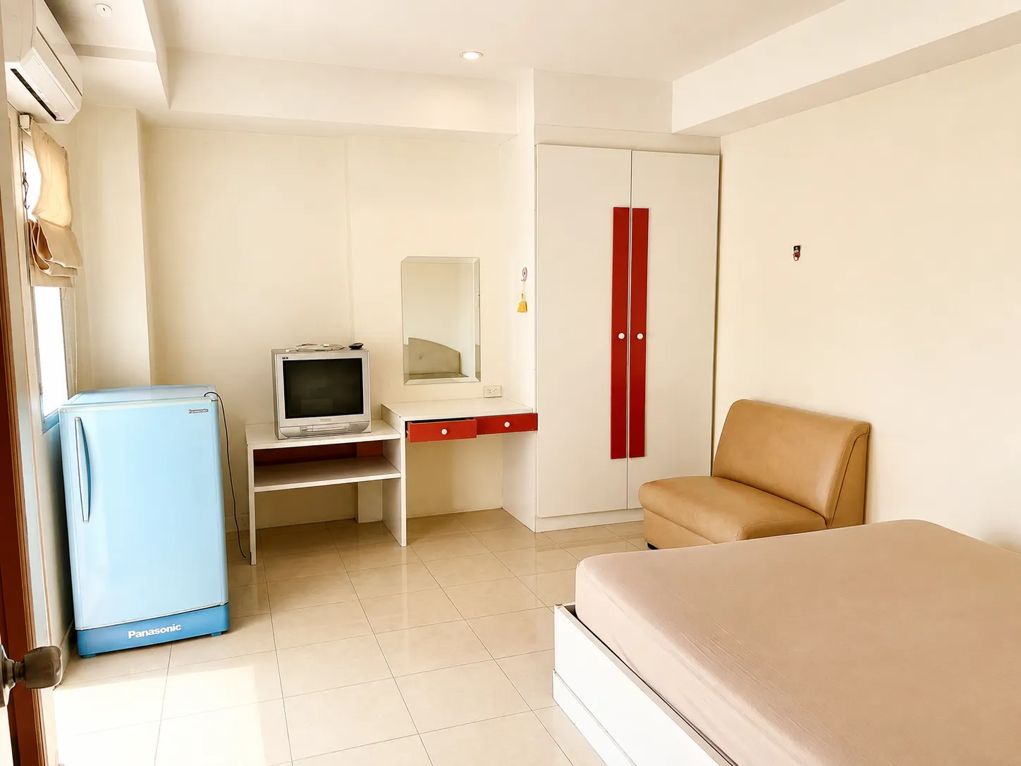 ห้องกลางที่ Honey Place Pattaya — ห้องนอนที่สว่างและมีเฟอร์นิเจอร์ครบครัน